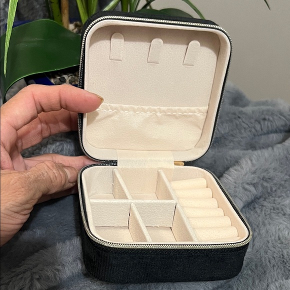 Black Velvet Finish Jewelry Box NEW - Picture 4 of 4